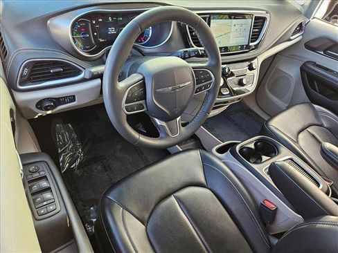 Used 2024 Chrysler Pacifica Limited FWD image 10