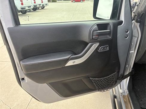 Used 2016 Jeep Wrangler Unlimited Rubicon image 25