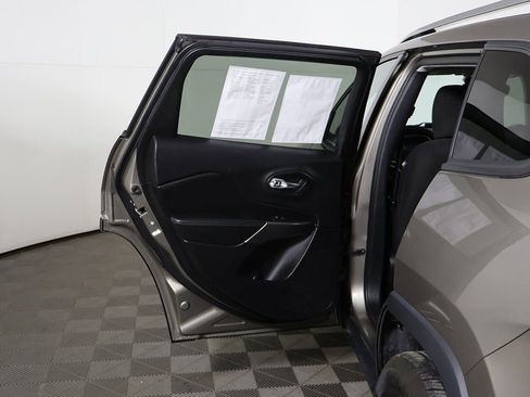 Used 2021 Jeep Cherokee Latitude AWD/4WD image 17