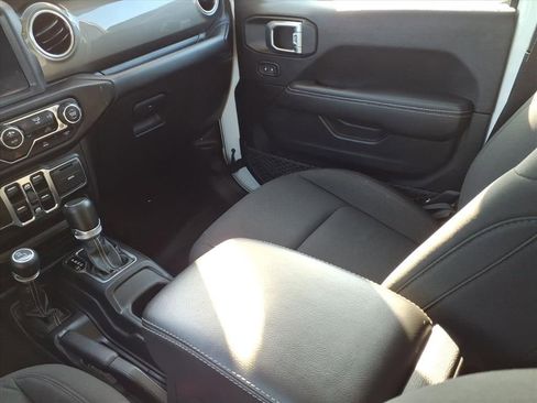 Used 2023 Jeep Gladiator Overland image 17