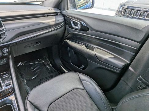 Used 2025 Jeep Compass Latitude w/ Convenience Group AWD/4WD image 17