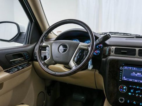 Used 2011 GMC Yukon XL Denali AWD/4WD image 4