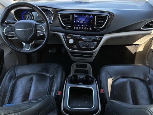 Used 2017 Chrysler Pacifica Touring-L Plus image 11