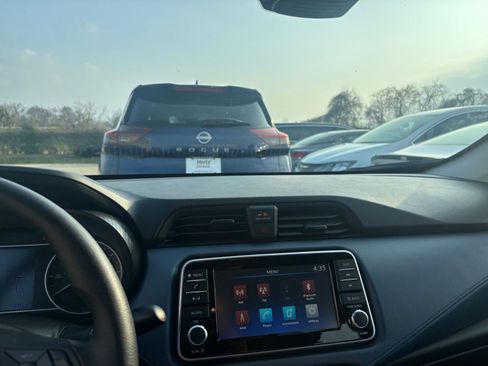 Used 2025 Nissan Versa SV image 17