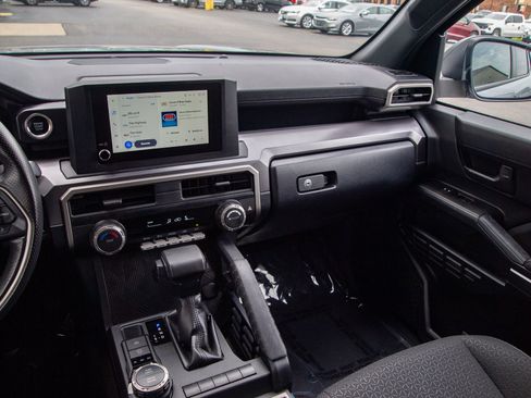 Used 2025 Toyota 4Runner SR5 AWD/4WD image 15