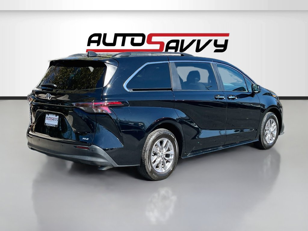 Used 2026 Toyota Sienna XLE FWD image 7