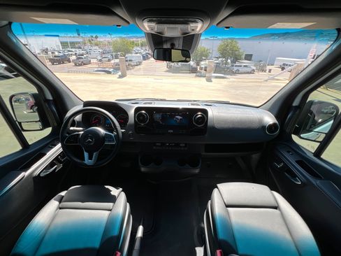 Used 2022 Mercedes-Benz Sprinter 2500 image 9