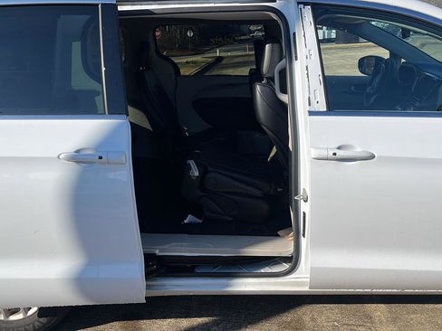 Used 2024 Chrysler Pacifica Touring-L image 6