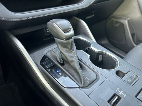 Used 2022 Toyota Highlander XLE FWD image 29