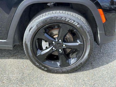 Certified 2025 Jeep Grand Cherokee Altitude image 8