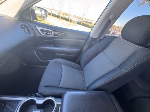 Used 2019 Nissan Pathfinder S image 25