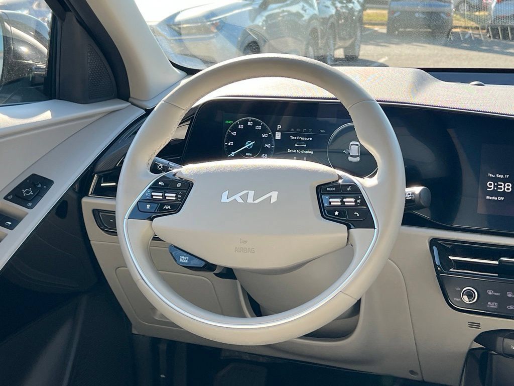 Certified 2023 Kia Niro Wind w/ Wind Preserve Package FWD image 11