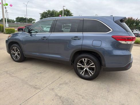 Used 2019 Toyota Highlander Plus FWD image 9