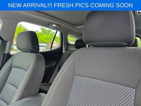 Used 2023 GMC Terrain SLE w/ Driver Convenience Package image 9