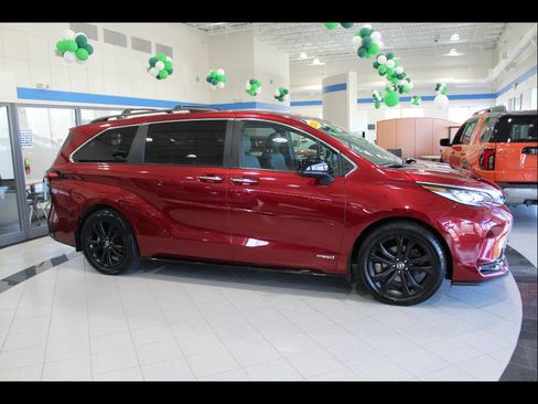 Used 2021 Toyota Sienna XSE w/ XSE Plus Package FWD image 4
