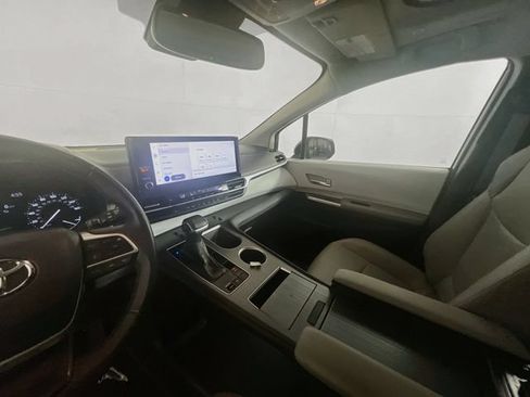 Used 2025 Toyota Sienna XLE FWD image 20
