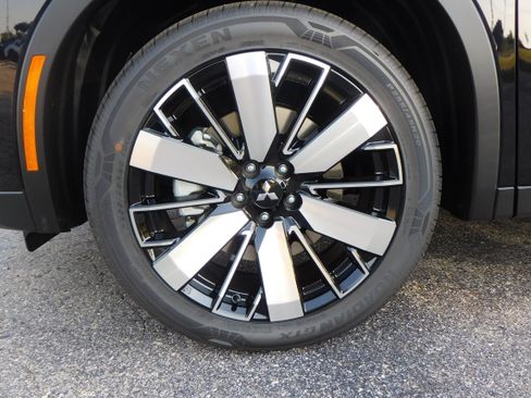 New 2025 Mitsubishi Outlander SE image 2