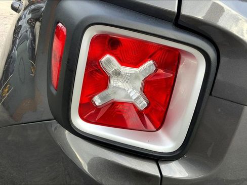 Used 2016 Jeep Renegade Limited image 27