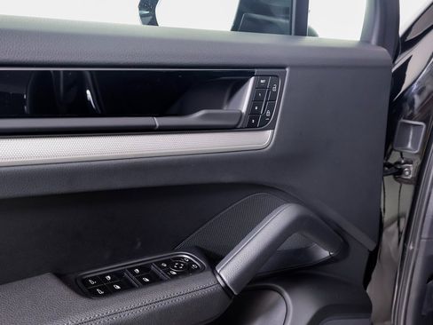 Used 2025 Porsche Cayenne image 21