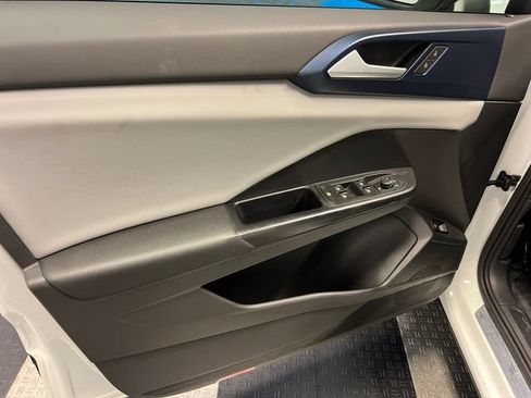 Certified 2022 Volkswagen Taos SE FWD image 7