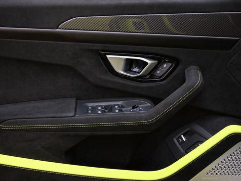 Used 2024 Lamborghini Urus Performante AWD/4WD image 31