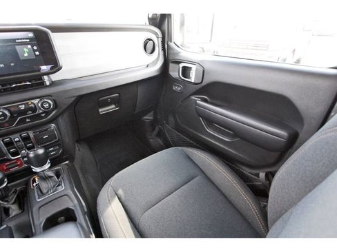 Used 2024 Jeep Gladiator Overland AWD/4WD image 13