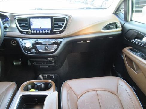 Used 2017 Chrysler Pacifica Limited FWD image 15