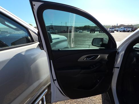Used 2023 Chevrolet Traverse LT FWD image 7