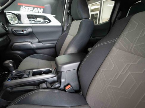 Used 2022 Toyota Tacoma TRD Sport w/ Technology Package AWD/4WD image 10