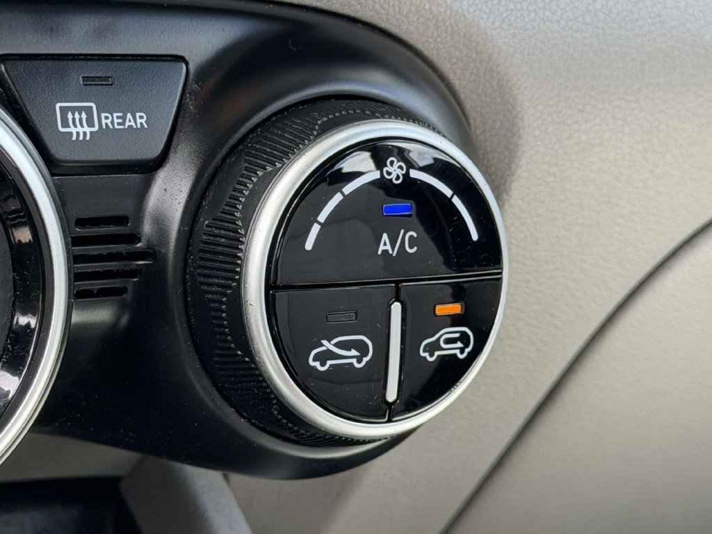 Certified 2024 Hyundai Venue SEL FWD image 33
