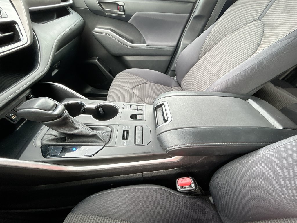 Used 2024 Toyota Highlander LE AWD/4WD image 27