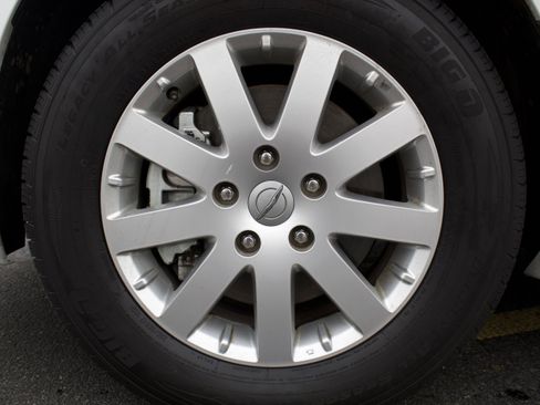 Used 2015 Chrysler Town & Country Touring image 9