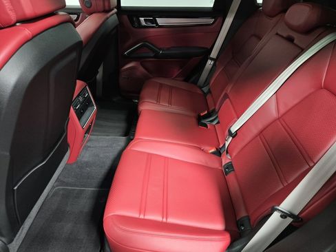 Used 2022 Porsche Cayenne Platinum Edition image 29
