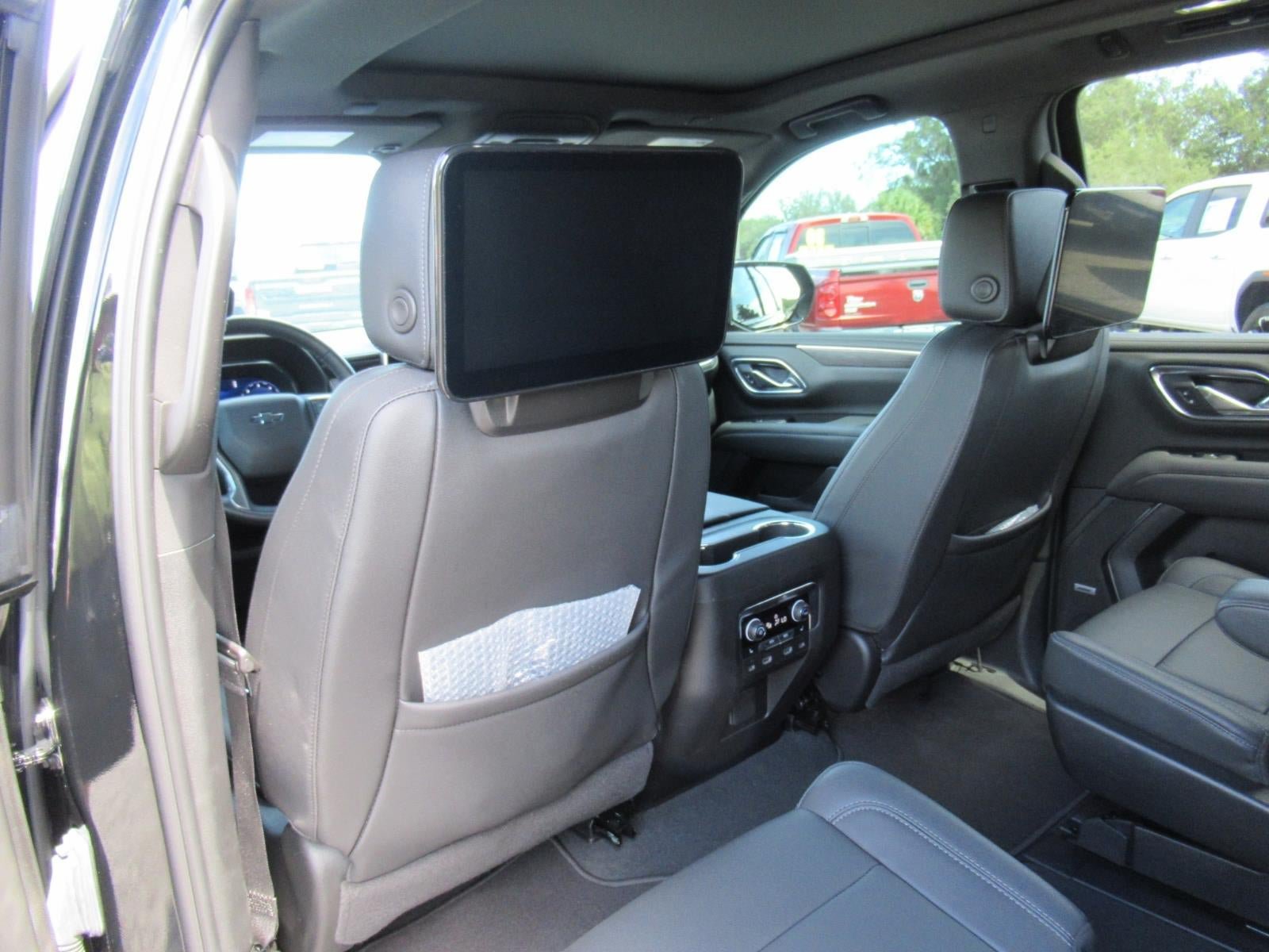 Used 2023 Chevrolet Suburban Z71 w/ Luxury Package AWD/4WD image 33