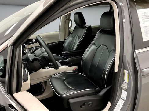 Used 2023 Chrysler Pacifica Limited FWD image 21