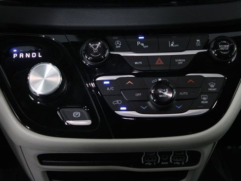 Used 2024 Chrysler Pacifica Touring-L image 20