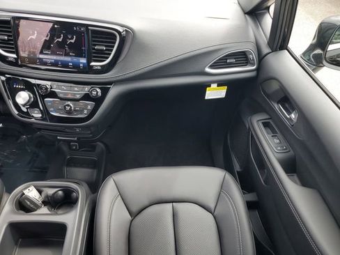 New 2026 Chrysler Pacifica Select image 17