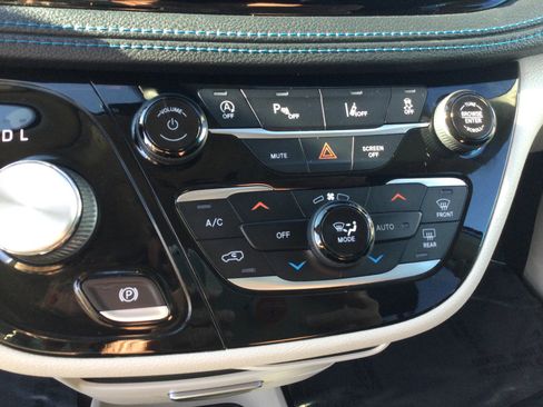 Used 2021 Chrysler Pacifica Touring-L image 21