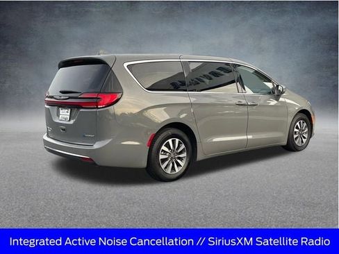 Used 2022 Chrysler Pacifica Touring-L image 4