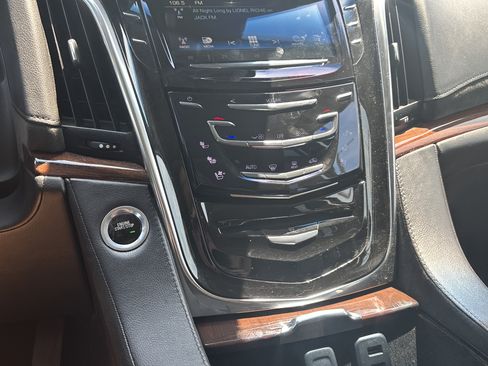 Used 2016 Cadillac Escalade ESV Luxury AWD/4WD image 23