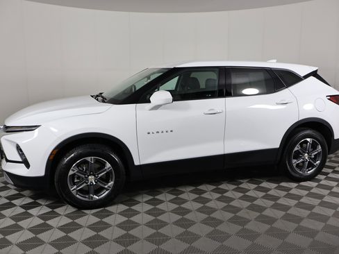 Used 2025 Chevrolet Blazer LT image 9