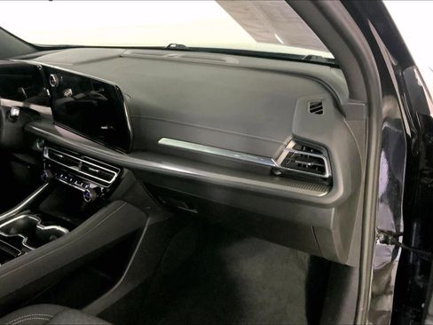 Used 2024 Chevrolet Traverse LT AWD/4WD image 16