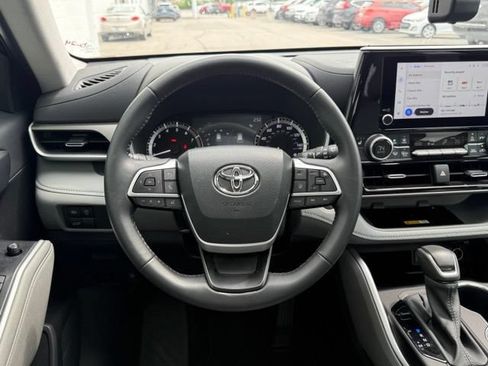 Used 2024 Toyota Highlander XLE AWD/4WD image 22
