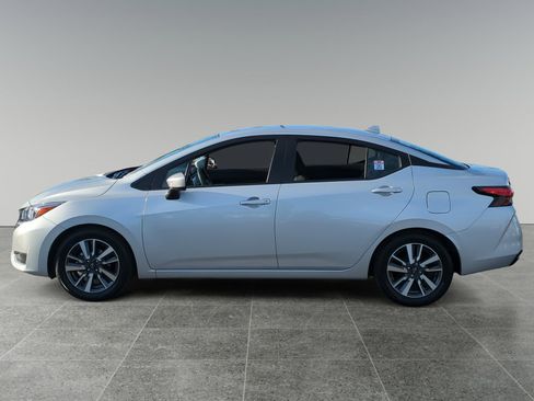 Used 2023 Nissan Versa SV image 2