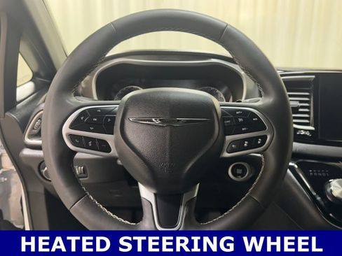 Used 2025 Chrysler Pacifica Select FWD image 16