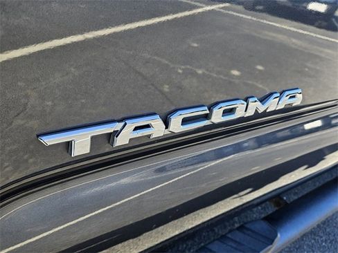Used 2022 Toyota Tacoma TRD Off-Road image 11