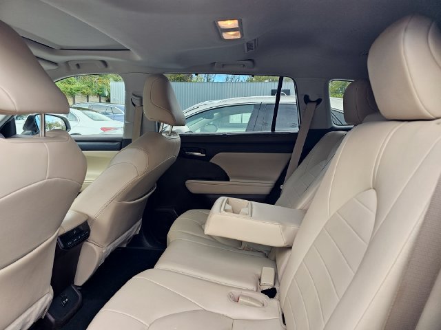 Used 2021 Toyota Highlander XLE AWD/4WD image 7