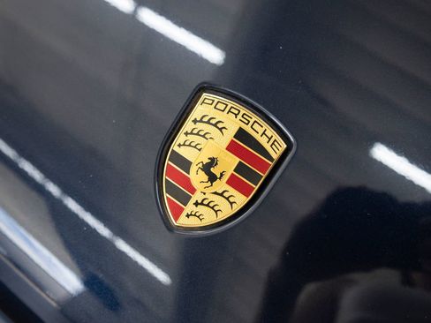 Certified 2023 Porsche Macan Base image 11