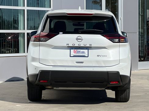 Used 2024 Nissan Rogue SV w/ SV Premium Package image 5