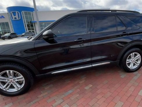 Used 2022 Ford Explorer XLT w/ Equipment Group 202A image 6